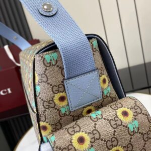 gucci large changing bag beige and blue gg supreme canvas (copy)